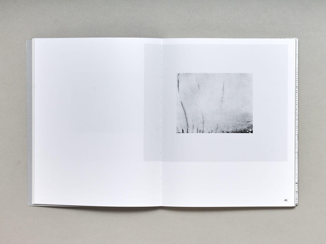 a slight cast down at the edges of the lips - Antenne Books
