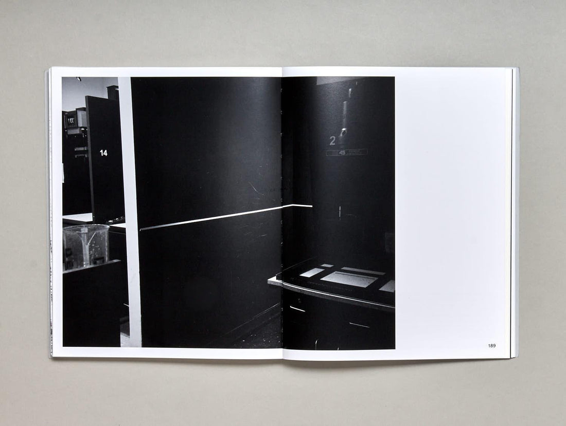 a slight cast down at the edges of the lips - Antenne Books