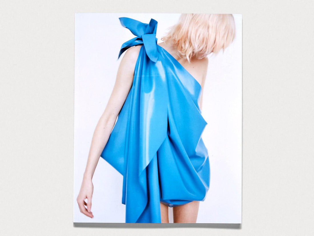 All Black Flexing Tour Bus - Antenne Books