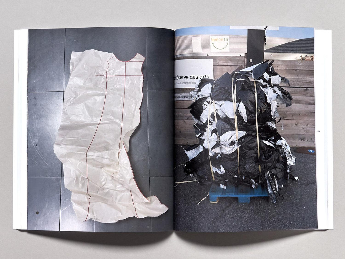 All Black Flexing Tour Bus - Antenne Books