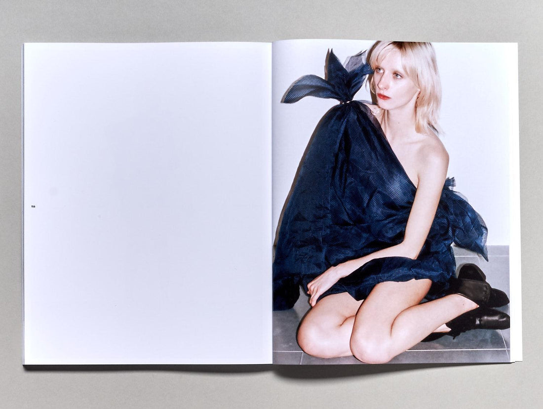 All Black Flexing Tour Bus - Antenne Books